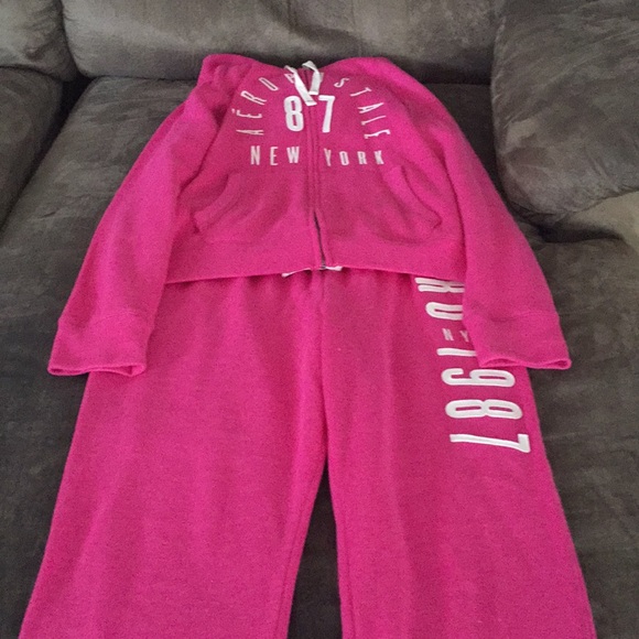 2 pairs of sweatpants and 2 matching hoodies. - Picture 2 of 4